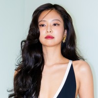上は何も着用しない大胆さ！BLACKPINK・ジェニー、果敢なファッションへの挑戦で一皮むける