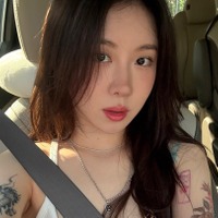両腕にびっしりとタトゥーが、韓国女性歌手のビジュアルに注目　最新ショットに反響