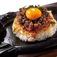 「鉄板焼き！　ビビンバ風ガーリックライス」（税込 363円）