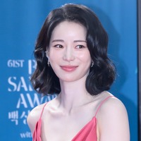 “ピチッ”とスイムウェア姿…プール際で開放感あふれる韓国女優、グラマラスな魅力を披露