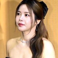 真っ赤なインナーが“スケスケ”…大胆ファッションで際立つ抜群スタイル、ソラに釘付け「キャー！」