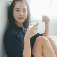『気まずいほど 佐々木希と目が合いすぎる日めくり』撮影：東京祐／ワニブックス刊