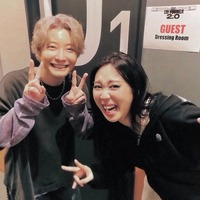 「スタッフ全員のおやつまで…天使」星野源、韓国ラッパーの公演に登場！染めた髪も初披露 画像