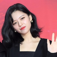 TWICE・ジョンヨン、至近距離ショットで際立つ“無欠点ビジュアル”に反響「毛穴ゼロ」「美の暴力」