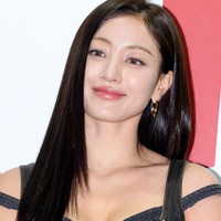 反則級のメリハリ体型…TWICE・ジヒョ、“パツパツ”黒ワンピで際立つボリューム感「言葉を失う」