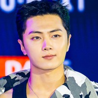 ENHYPEN・ジェイ、雨の中でも際立つ“洗練ビジュアル”…クールな眼差しでファンを魅了！