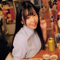 撮影／友野雄 ヘアメイク／KEIKO（renewal） スタイリング／田中陽子撮影協力／アニメ・映画 酒場 へそ 新橋駅前店