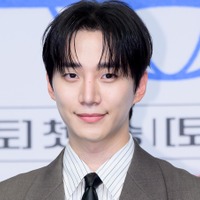 2PM・ジュノ、タキシード姿で放つ“大人の色気”　東京ドーム公演を回顧「本当に大切な時間」