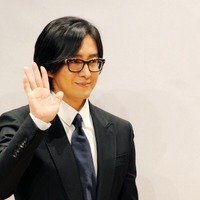 今年で53歳、白髪混じりのロングヘア姿が再び話題…“ヨン様”夫妻一行、ディズニークルーズでの目撃談