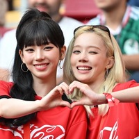 aespa・カリナとウィンター、韓国代表のW杯初戦に登場！　赤ユニ姿で現地応援、国旗掲げ笑顔も