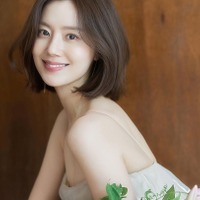 一般男性との電撃結婚を発表、“結婚指輪”輝くウェディングフォト追加公開…韓国女優の純白ドレス姿