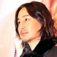 “ヨン様”と共演も…芸能界から姿を消した韓国俳優、3児の父に「元気に生まれてきてくれた」