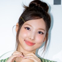 TWICE・ナヨン、眩しい“ビタミン笑顔”にキュン！爽やかお団子ヘアで魅力全開「ありえん可愛さ」 画像