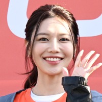 14年交際の恋人との破局から4日…少女時代・スヨン、笑顔で公の場に！難病患う父とマラソンに参加
