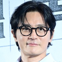 “韓流四天王”俳優チャン・ドンゴン、子供のインター卒業式に出席！変わらぬ容姿端麗さが話題
