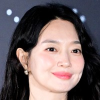「瞳の位置も変えた」恋人の余命宣告を乗り越えて結婚の女優シン・ミナ、新作で視覚障害者を演じる