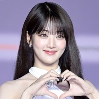 ほぼ見えてる？ミンニ、アンダーウェアあらわな“スケスケ衣装”に釘付け「耐えられない」