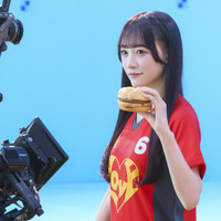 ＝LOVEがマクドナルドと初コラボ！人気曲『ラブソングに襲われる』をオマージュしたWebCMが公開！