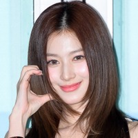 TWICE・サナ、“色白美脚”際立つナチュラルコーデに絶賛の声「可愛すぎる」「透明感が…」