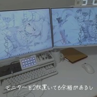 角が丸くデザインされたPixioの電動昇降ゲーミングデスク。柔らかい印象でホワイトカラーとの相性が良い（C）碧衣うい / aoi ui ch.
