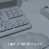 オーロラコレクションの白いキーボード「G713」。見た目の可愛さと静音性を両立（C）碧衣うい / aoi ui ch.