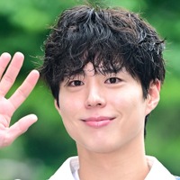 コーヒーを淹れる姿まで完璧…俳優パク・ボゴム、カフェ店員に変身！心ときめくビジュアル披露