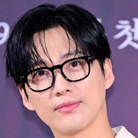 48歳でパパに！人気アイドルと“激似”で話題の俳優ナムグン・ミン、11歳年下妻の妊娠を公表