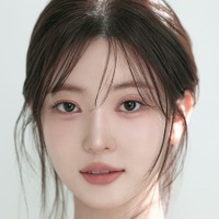 絶妙な隙間も！“コスパ最高女優”チョ・スミン、スイムウェア姿で際立つたっぷりボリューム