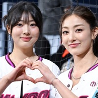 TWICE・ジヒョ、女優の実妹と手を繋いで始球式に登場！健康的な美しさ全開のユニ姿で魅了