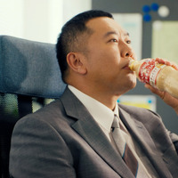 とにかく明るい安村が「しんどい6月」を明るく乗り切るWEB-CM公開！先輩社員・女性社員など4役に変身