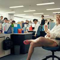 とにかく明るい安村が「しんどい6月」を明るく乗り切るWEB-CM公開！先輩社員・女性社員など4役に変身