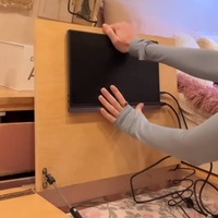 キャプション：屋外用15ポンド耐荷重マジックテープで拡張モニターを固定（C）Tory Delury
