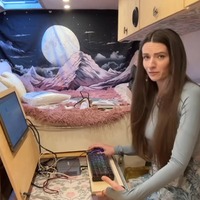 キャプション：スクラップ材で作った自作キーボードトレイ。シンプルだが実用的（C）Tory Delury