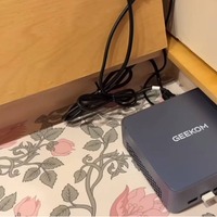 キャプション：ケーブルオーガナイザーで配線を固定し、引き出し内をすっきり整理（C）Tory Delury