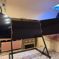キャプション：当初計画していたトリプルモニター構成。迫力はあるが車内では実用的ではなかった（C）Tory Delury