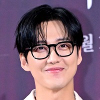 人気アイドルと“激似”の韓国俳優、11歳下妻へのプロポーズが再注目「映画のようにするのが当然だと…」