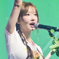 オフショル衣装からこぼれそう…マゼンタが前かがみに、元NMB48イ・シヨン所属QWERのベーシスト