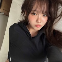 “デカさ”際立つインナーファッションで街角に！本当に2児の母？韓国インフルエンサーの近況が話題
