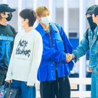 金髪×ブルージャケットが鮮やかなV、デニムセットアップでクリーンなJIN！BTSの5人がスペインへ
