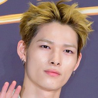 「惚れなおした…」ENHYPEN・ニキ、小顔際立つ“短髪ビジュアル”披露！モデル級スタイルでファン魅了