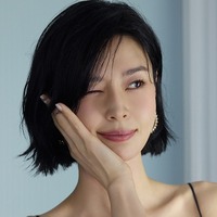 紐がちぎれそうなボリューム感…『梨泰院クラス』女優、“胸元ざっくり”ドレスで魅了「支え切れてる？」