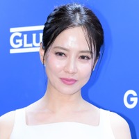 カラフルな肌着姿で「たくさん買って」とおねだり、社長自らモデルになった韓国女優