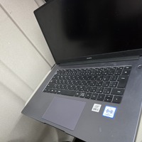 テーブルにノートPCを置いた状態。作業は可能だが、スペースには限りがある