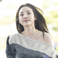 「思い切って全部脱ぐ」宣言が話題に！韓国女性歌手、赤ストッキングの大胆コーデに視線集中