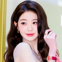 深めVネックから“意外なボリューム感”…IVE・ウォニョン、ピチっと衣装で際立つ神スタイル「わぁぁ」