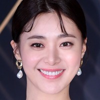 共用ソファーに土足の“マナー炎上”から3カ月…女優イ・ヨンウンが接写自撮り公開　43歳とは思えない童顔