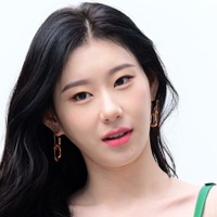 胸元ゆるめキャミで寝そべり…チェリョン、ベッド上の“誘惑ショット”に釘付け「ダメだよ」