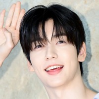 TXT・スビン、ウサギポーズが可愛すぎる！爽やかで夏らしい水色シャツ姿でイベントに登場