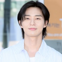 俳優パク・ソジュン、難易度高めのバンダナ姿も完璧！パリを虜にした爽やかビジュアル