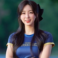 「半分以上出ているよ」驚きの“ひもドレス”でディナーを堪能、韓国美女チアのゴージャスな近況に反響